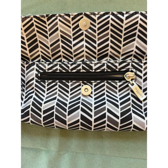 Baggallini Black White Chevron  Wristlet Bag Travel Organizer - Picture 3 of 7